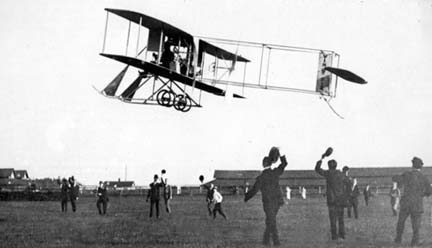 Cal Rodgers a d&eacute;coll&eacute; de Sheepshead Bay Speedway &agrave; New York le 17 septembre 1911, dans une tentative de traverser les �tats-Unis par voie a&eacute;rienne. 